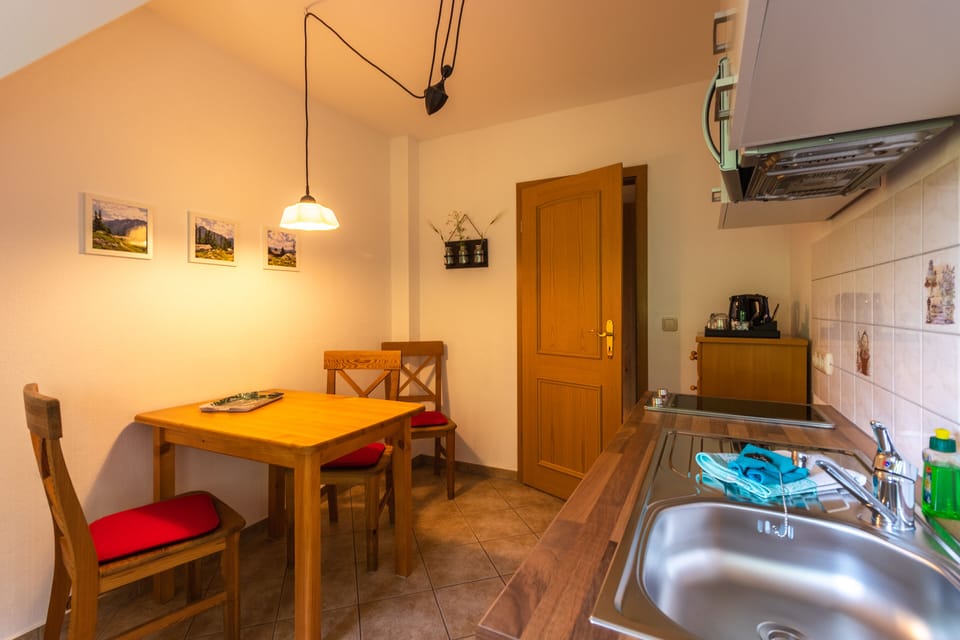 Design Studio, Mountain View | Private kitchen | Full-size fridge, stovetop, coffee/tea maker, electric kettle