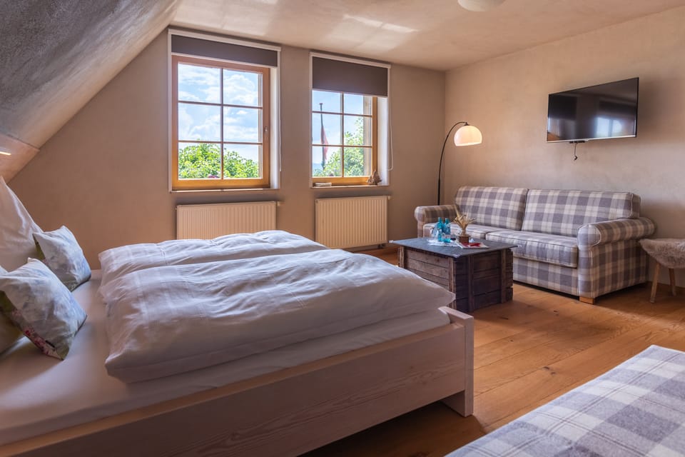 Design Studio, Mountain View | Premium bedding, down comforters, desk, travel crib