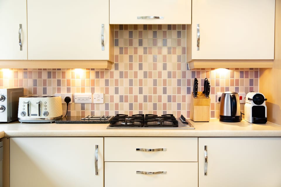 Deluxe House | Private kitchen | Full-size fridge, microwave, oven, stovetop