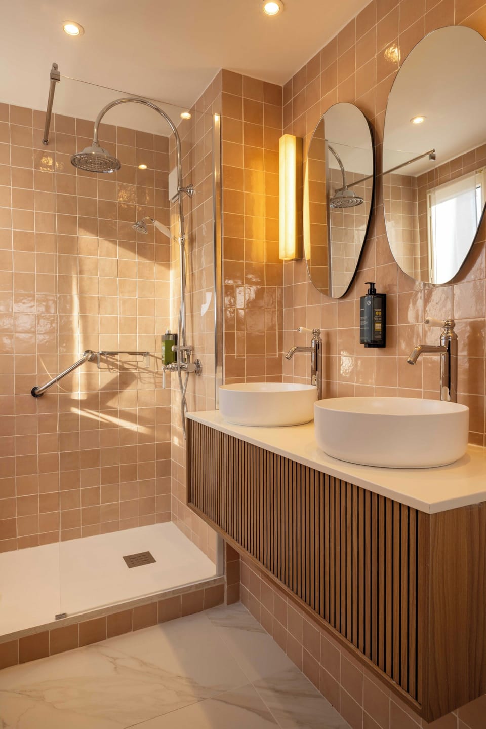 Junior Suite | Bathroom | Combined shower/tub, free toiletries, hair dryer, towels