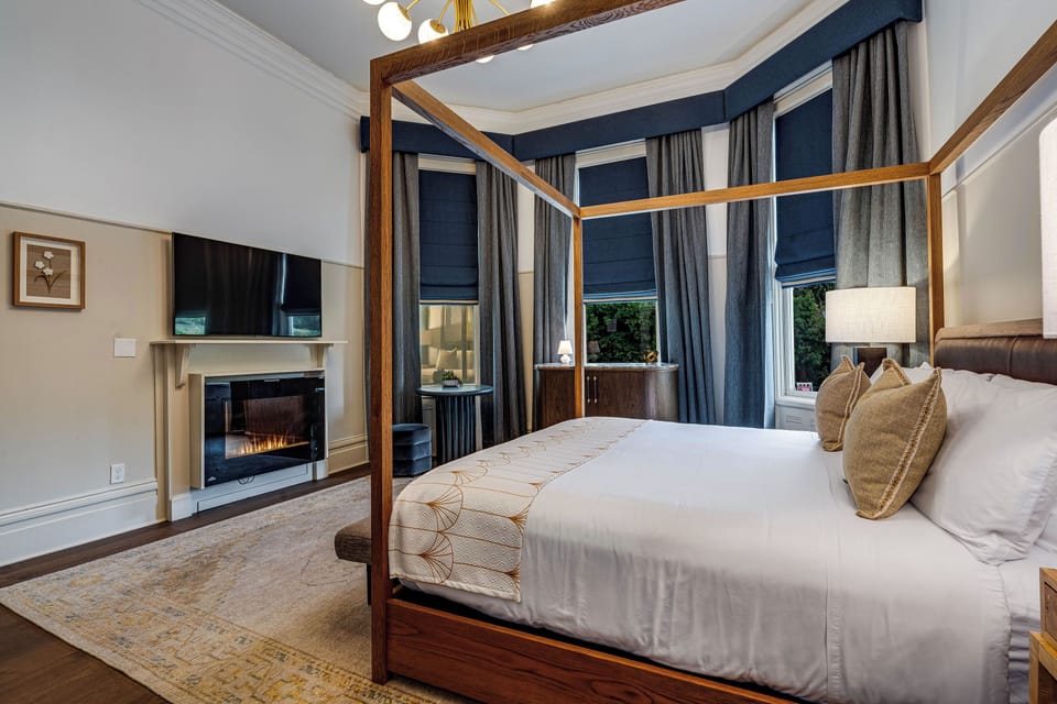Deluxe Room, 1 King Bed, Pool View | Egyptian cotton sheets, premium bedding, pillowtop beds, minibar