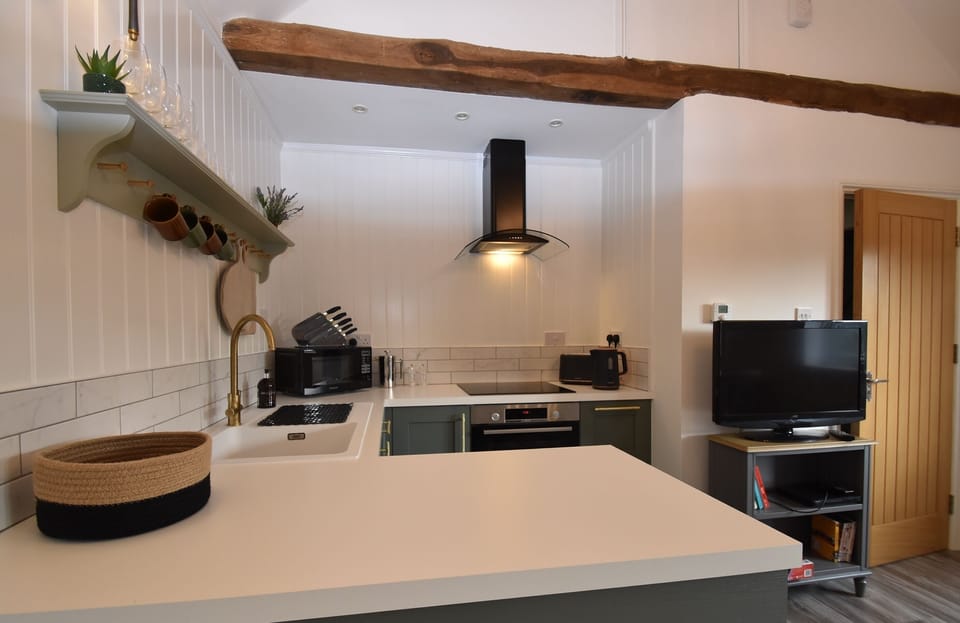 Cottage, 1 Bedroom | Private kitchen | Fridge, microwave, oven, stovetop