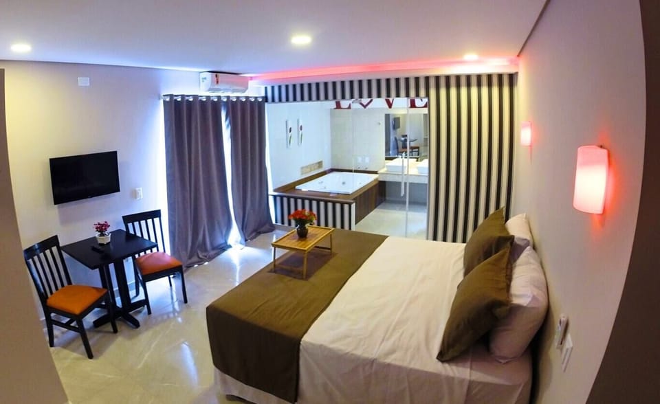 Deluxe Room | Minibar, blackout drapes, free WiFi, bed sheets