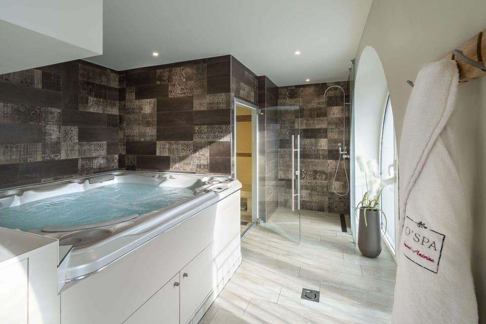 Couples treatment rooms, hot tub, steam room, Turkish bath