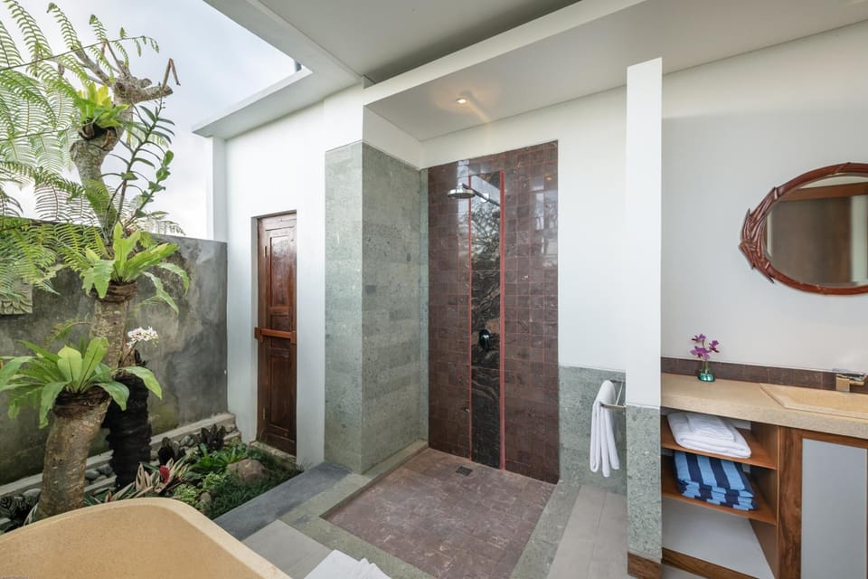 Separate tub and shower, free toiletries, hair dryer, bidet