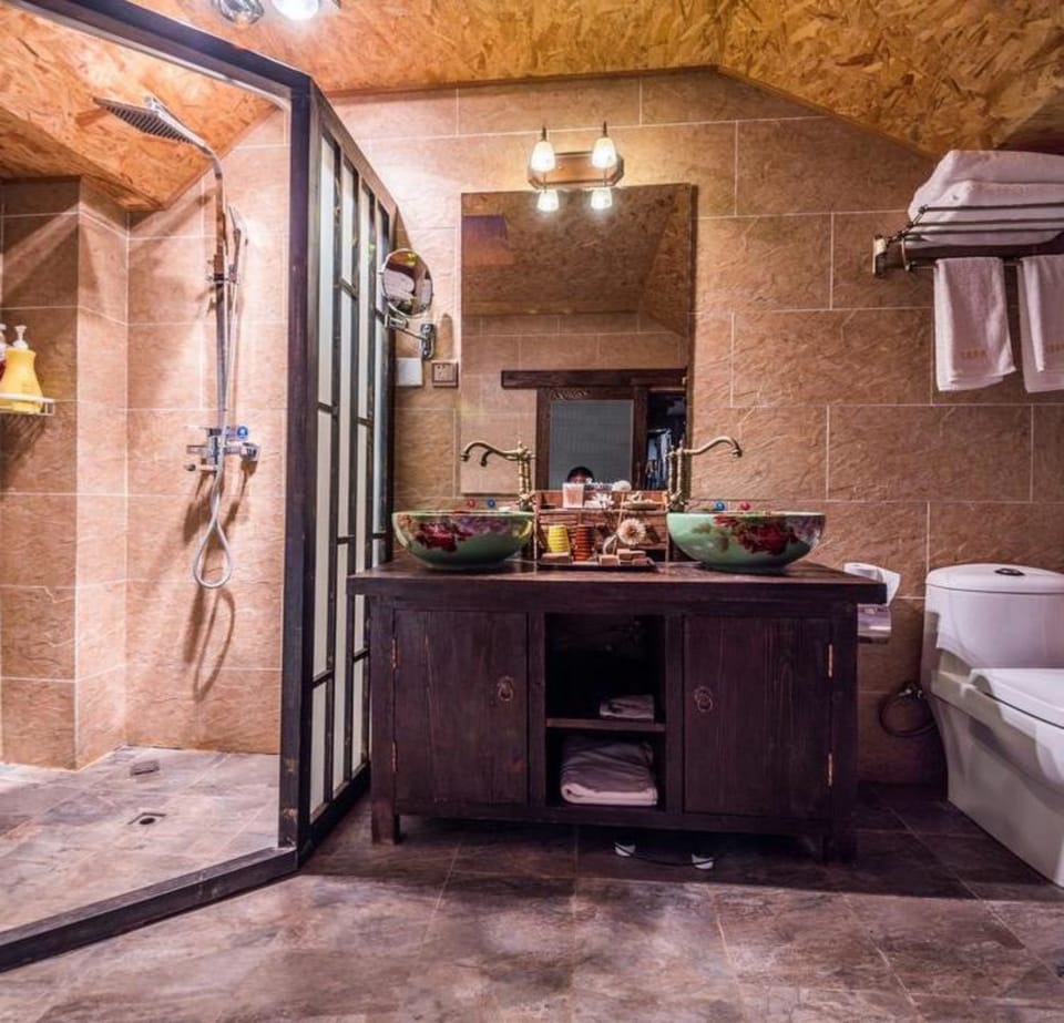 Design Suite | Bathroom | Shower, free toiletries, hair dryer, slippers