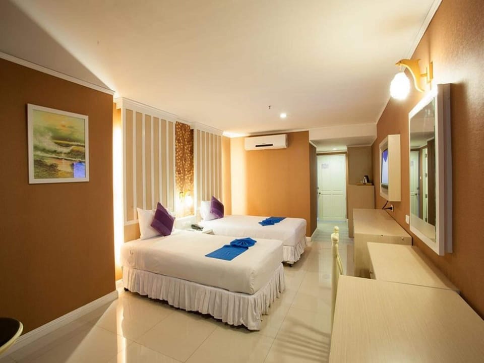 Deluxe Room | Egyptian cotton sheets, premium bedding, down comforters, in-room safe
