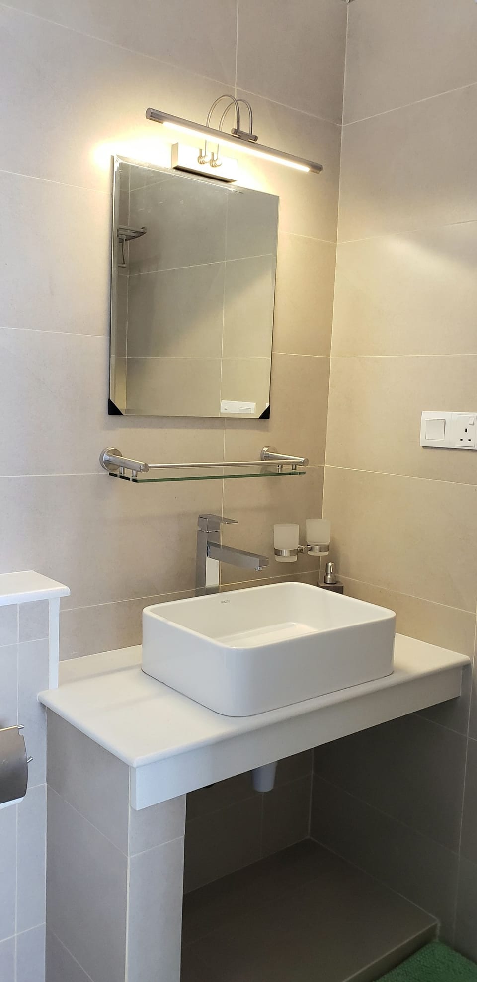 Superior Twin Room | Bathroom | Shower, hydromassage showerhead, free toiletries, hair dryer