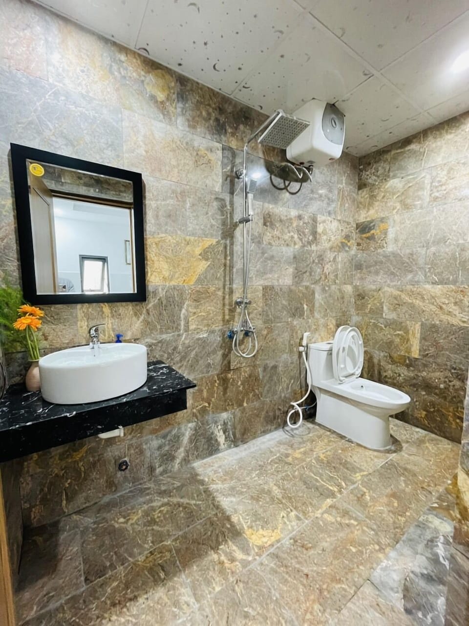 Shower, rainfall showerhead, free toiletries, hair dryer