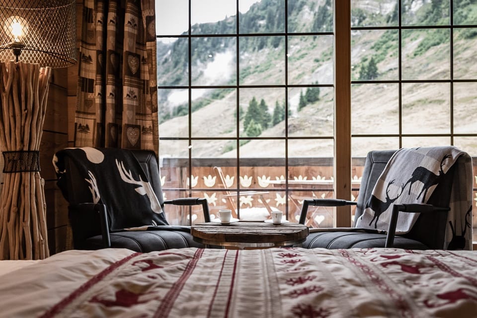 Room, 1 Double or 2 Twin Beds, Balcony, Mountain View | Premium bedding, individually furnished, laptop workspace, soundproofing