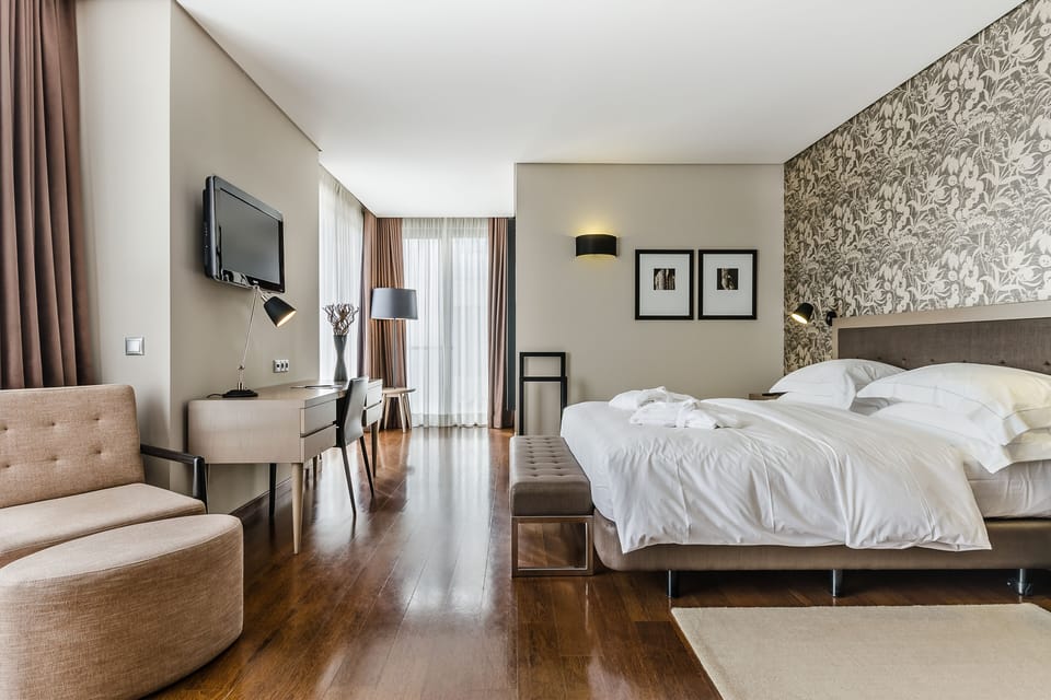 Junior Suite | Minibar, in-room safe, desk, laptop workspace
