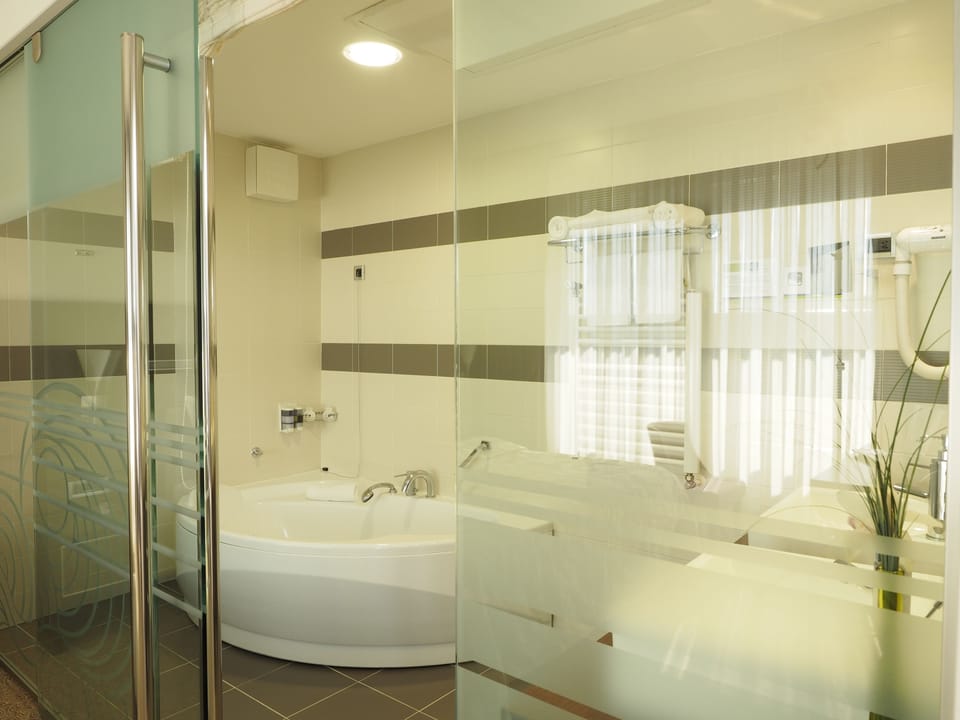Superior Suite | Bathroom | Eco-friendly toiletries, hair dryer, slippers, towels