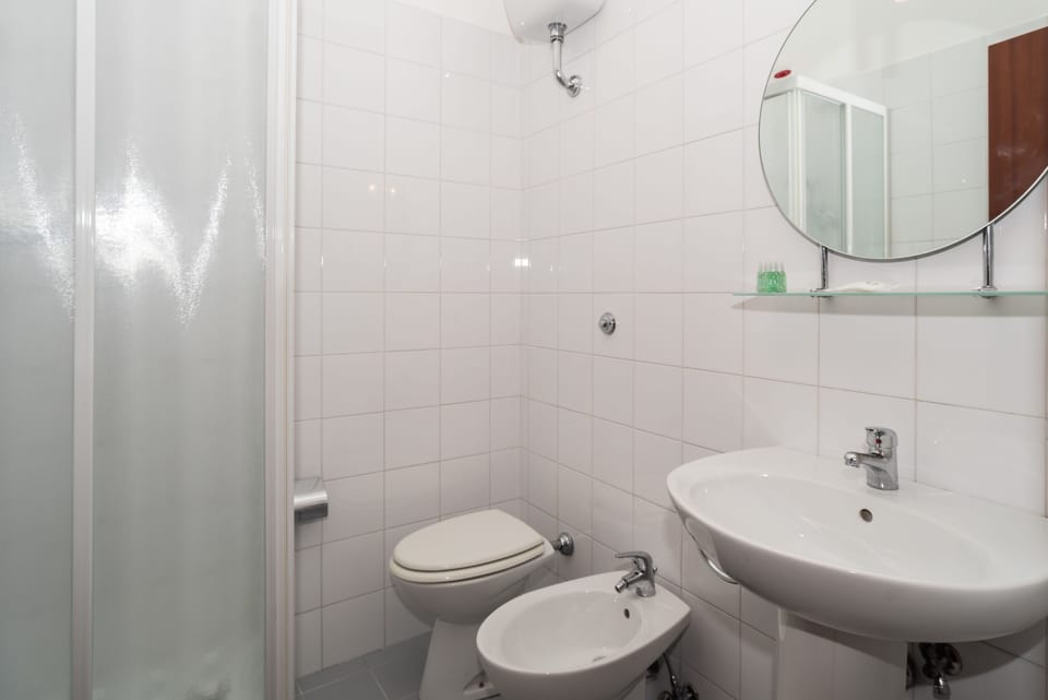Classic Double Room | In-room safe, desk, WiFi (free), bed sheets