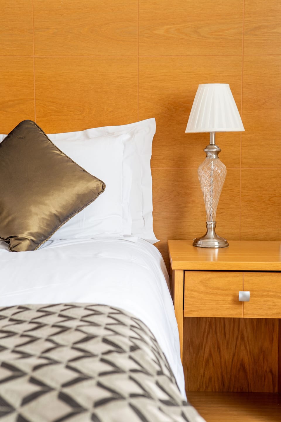 Standard Twin Room | Desk, laptop workspace, iron/ironing board, free WiFi
