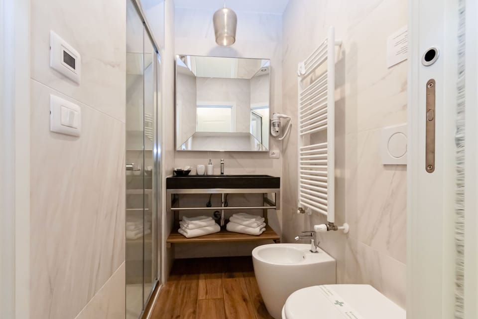 Double Room | Bathroom | Shower, rainfall showerhead, free toiletries, hair dryer