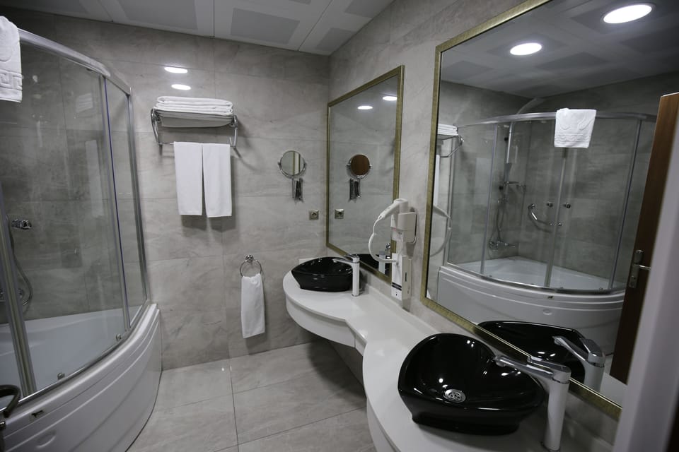 Honeymoon Room, 1 Bedroom, Non Smoking, Private Bathroom | Bathroom | Free toiletries, hair dryer, slippers, towels