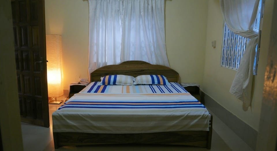 2 bedrooms, desk, WiFi (free), bed sheets