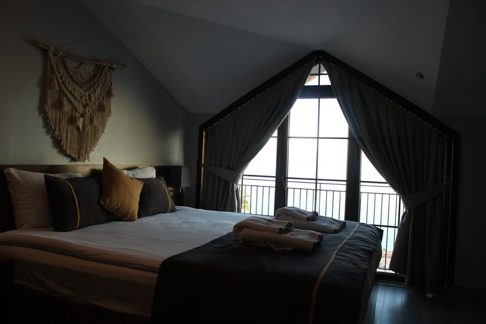 Deluxe Room, Sea View | Premium bedding, minibar, blackout drapes, soundproofing