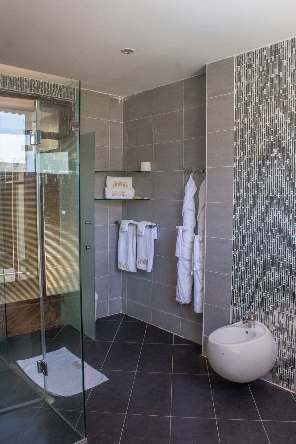 Comfort Double Room | Bathroom | Rainfall showerhead, free toiletries, hair dryer, bathrobes