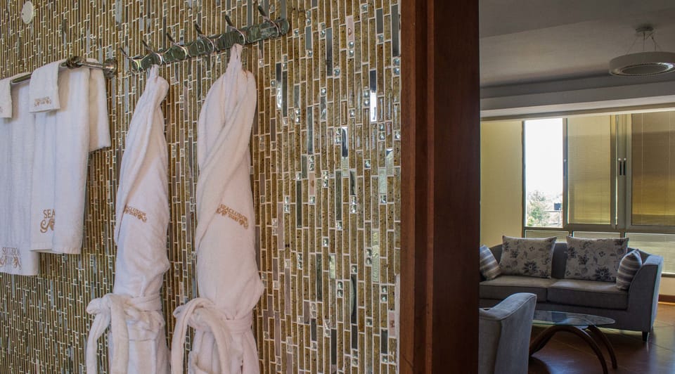 Exclusive Penthouse | Bathroom | Rainfall showerhead, free toiletries, hair dryer, bathrobes