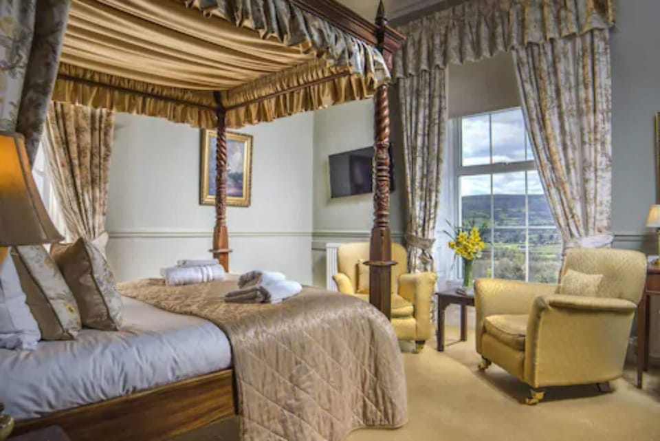 Superior Double Room | Hypo-allergenic bedding, desk, iron/ironing board, free WiFi
