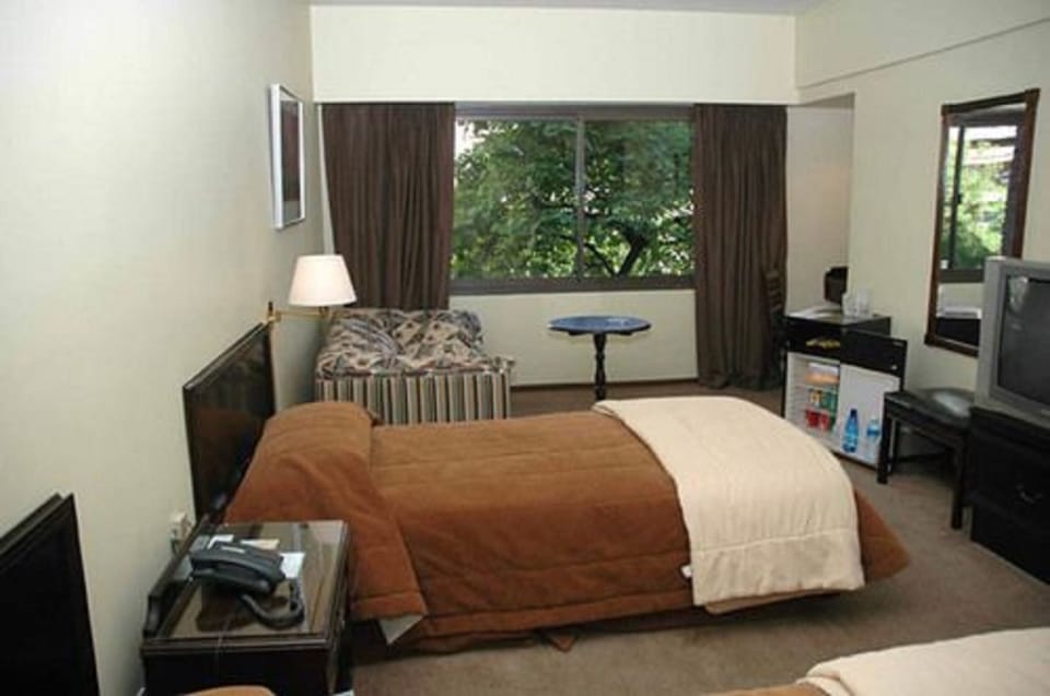 Standard Single Room, 1 Double Bed | Hypo-allergenic bedding, down comforters, in-room safe