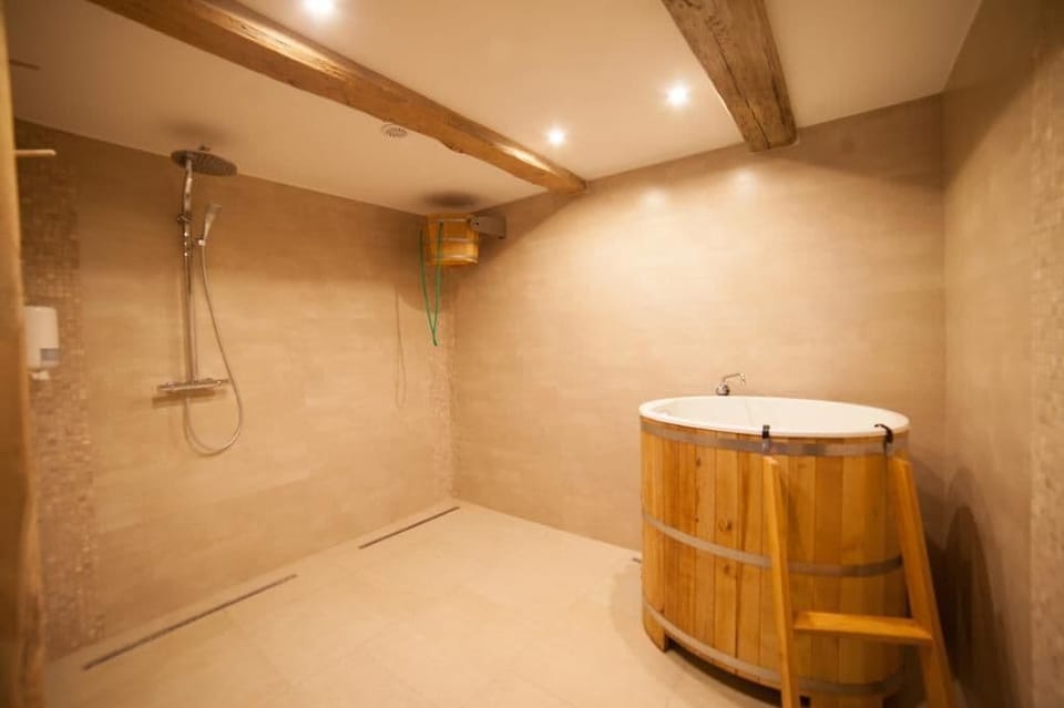 Sauna, steam room