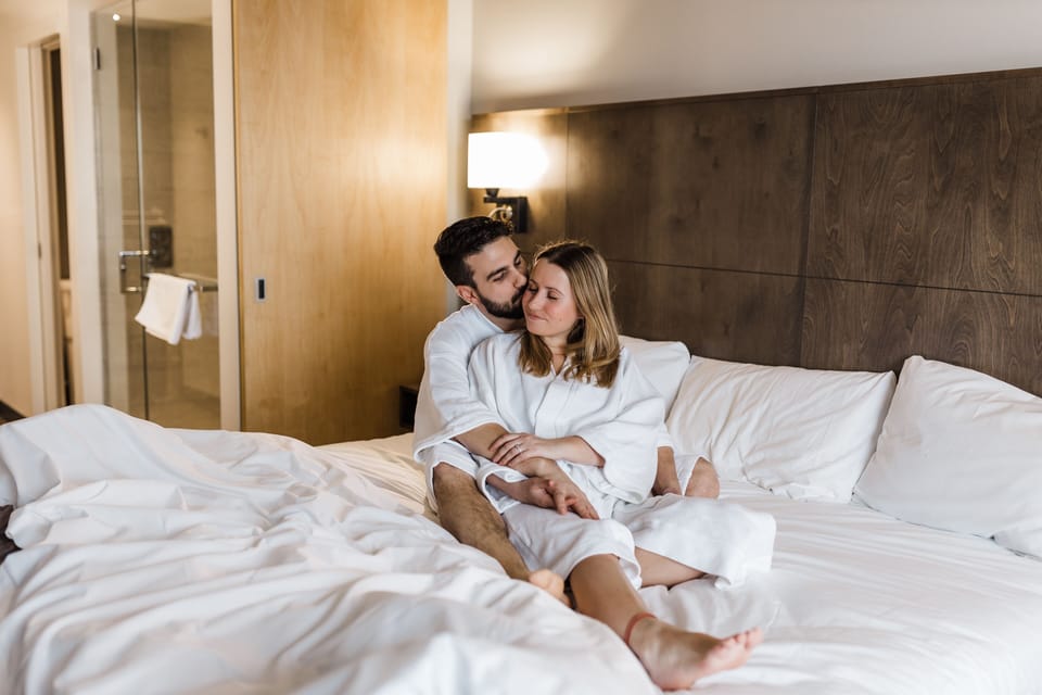 Chambre Urbaine 1 lit King | Premium bedding, desk, soundproofing, iron/ironing board