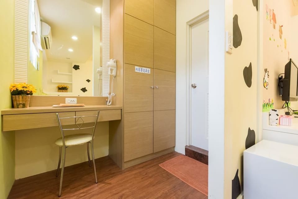 Classic Quadruple Room | Bathroom | Shower, free toiletries, hair dryer, slippers