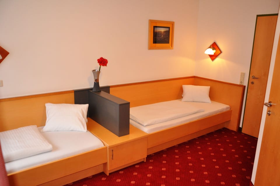 Twin Room | In-room safe, desk, laptop workspace, blackout drapes
