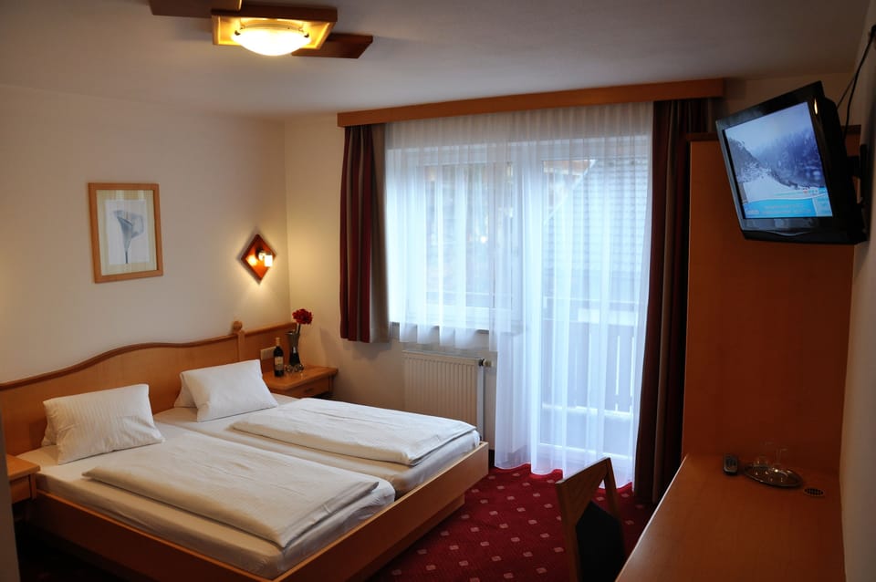 Double Room | In-room safe, desk, laptop workspace, blackout drapes