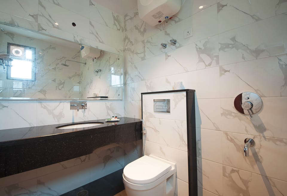 Hydromassage showerhead, designer toiletries, hair dryer, towels