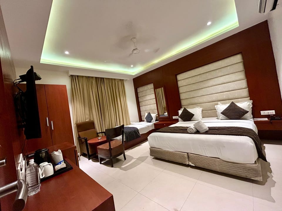 Family Room | Living area | 32-inch LED TV with cable channels, TV