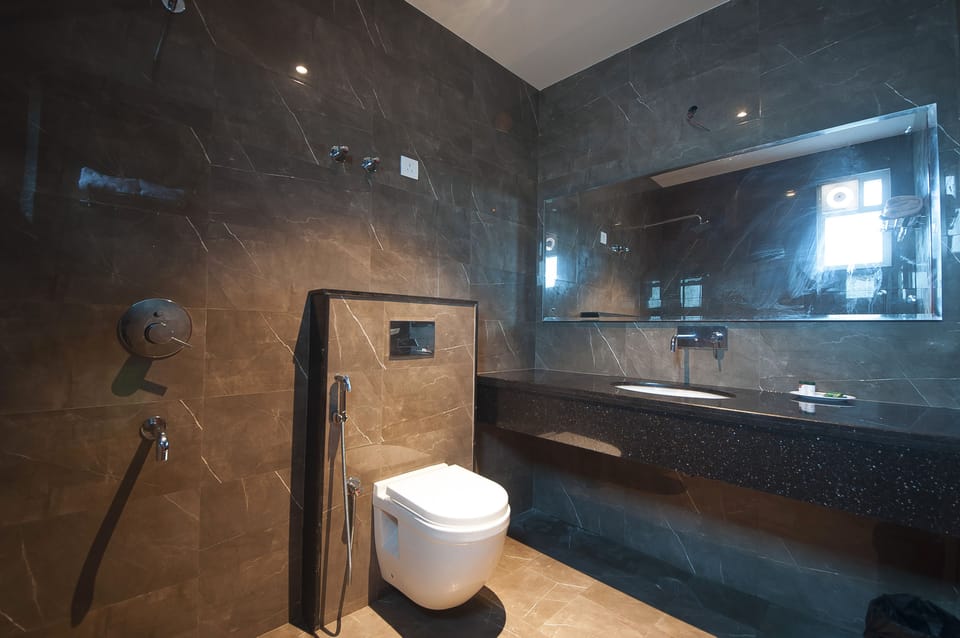 Hydromassage showerhead, designer toiletries, hair dryer, towels