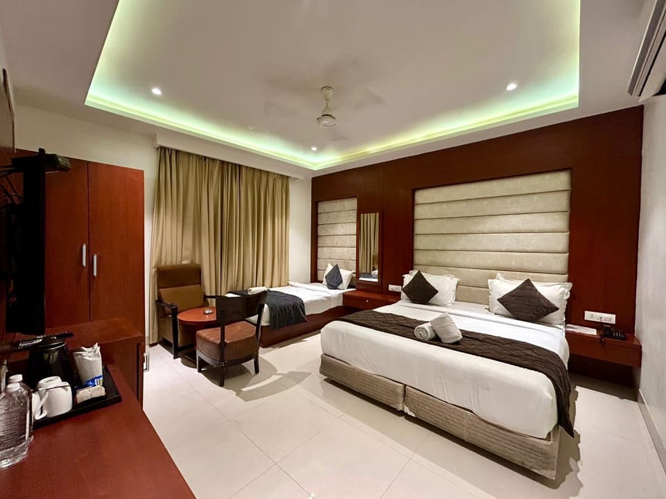 Family Room | Egyptian cotton sheets, premium bedding, desk, laptop workspace