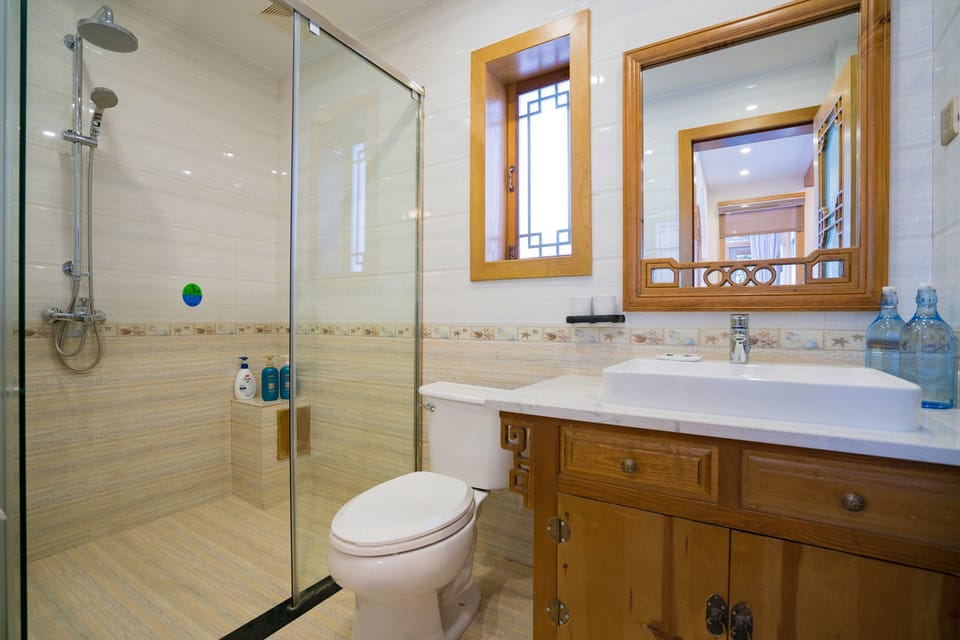 Signature Double Room | Bathroom | Shower, free toiletries, hair dryer, slippers