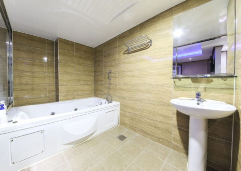 VIP | Bathroom | Free toiletries, hair dryer, towels