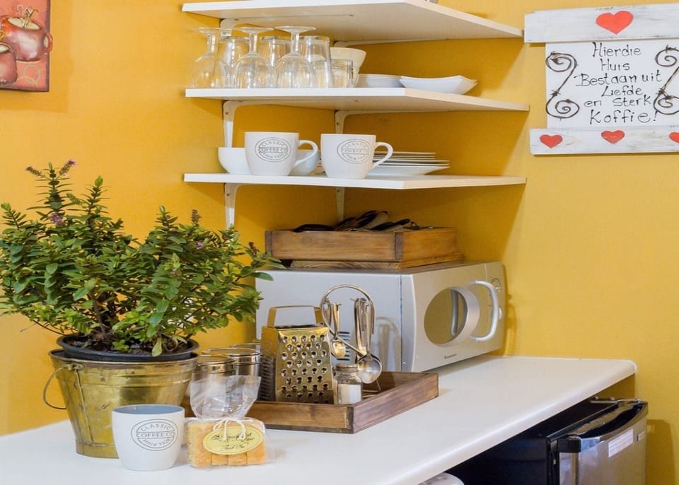 Studio Suite | Private kitchen | Fridge, microwave, oven, stovetop