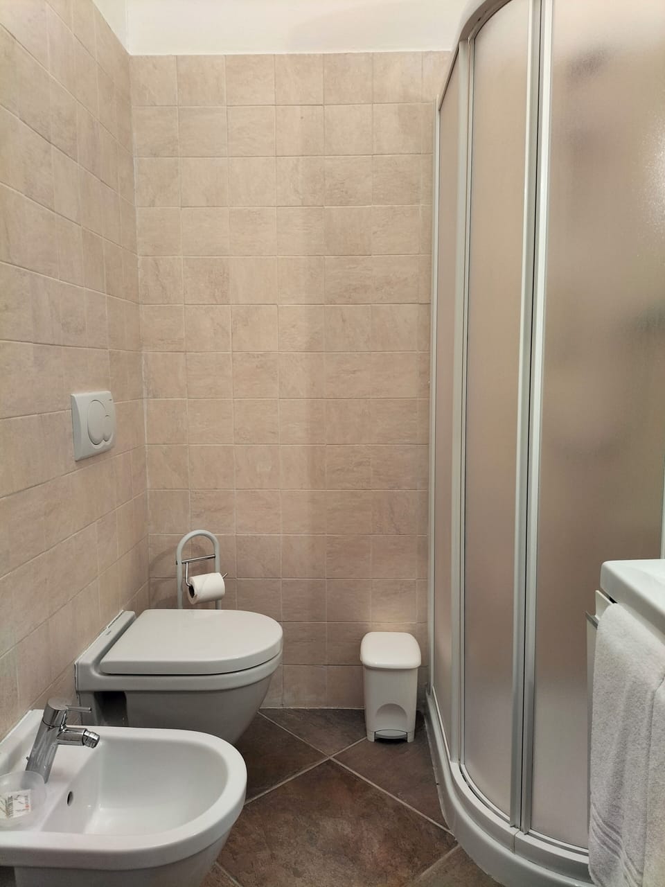 Classic Double Room | Bathroom | Shower, rainfall showerhead, hair dryer, bidet
