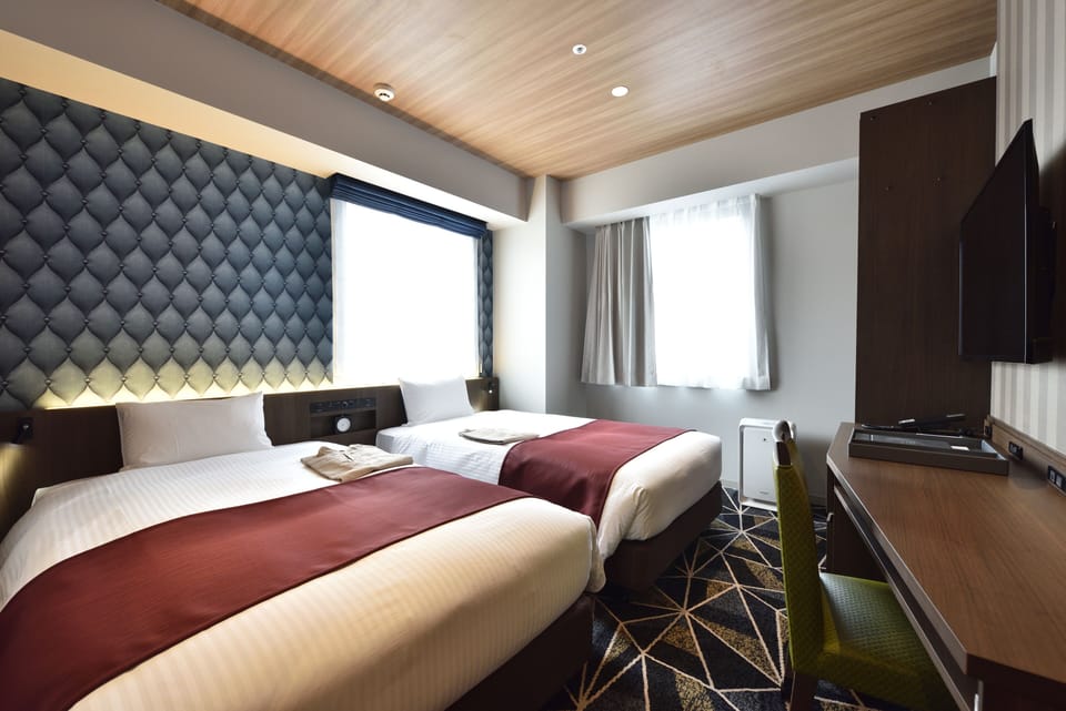 Twin Room, Non Smoking | In-room safe, desk, laptop workspace, blackout drapes