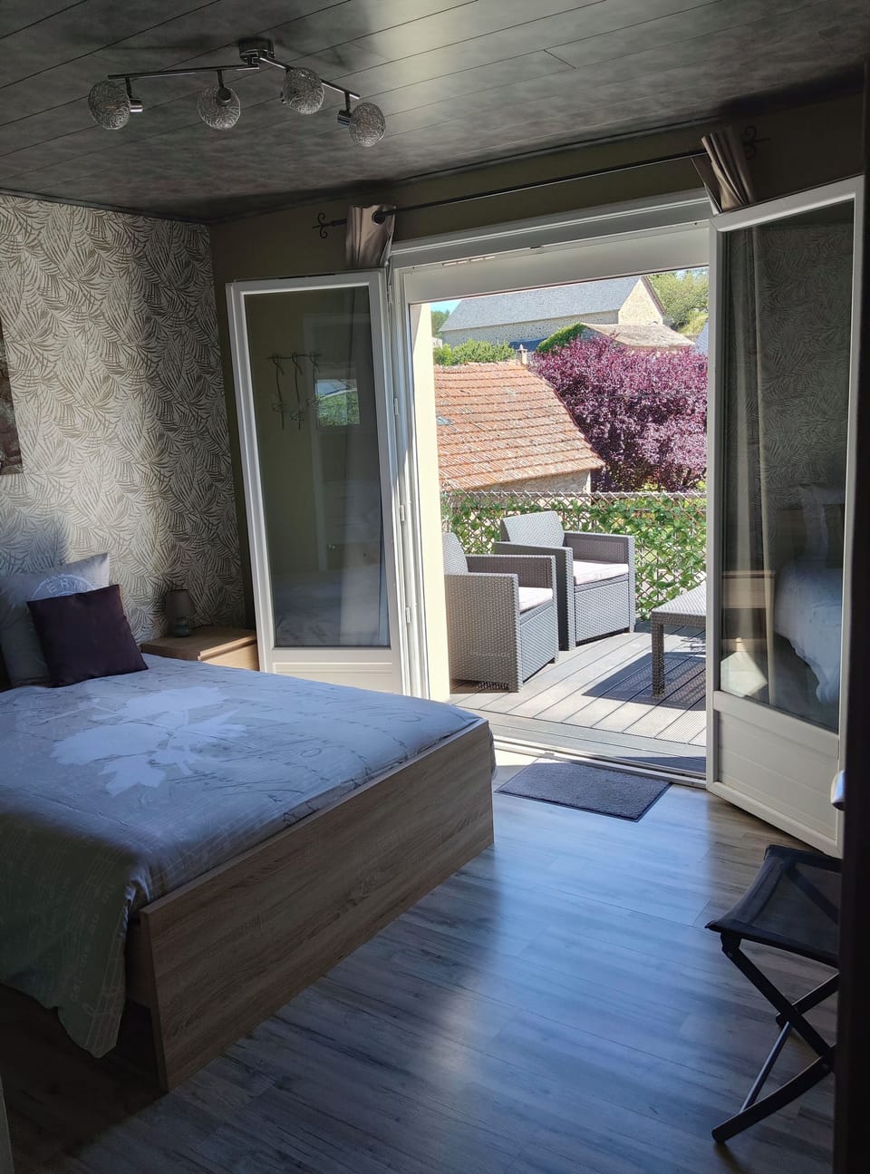 Individually decorated, free cribs/infant beds, free WiFi, bed sheets