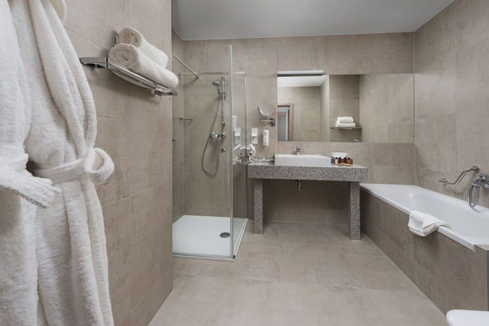 Standard Suite | Bathroom | Shower, hair dryer, towels