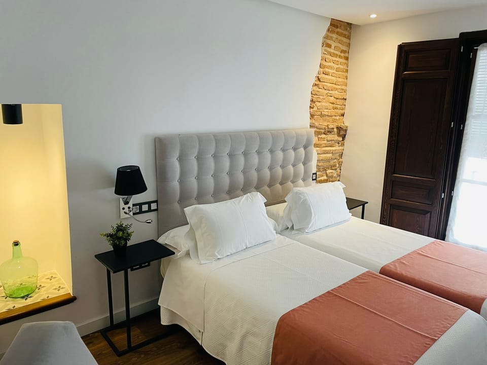 Twin Room (Nieves) | Minibar, soundproofing, cribs/infant beds, rollaway beds