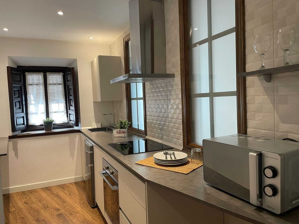 Aparta-suite La Esquina | Private kitchen | Full-size fridge, cookware/dishes/utensils