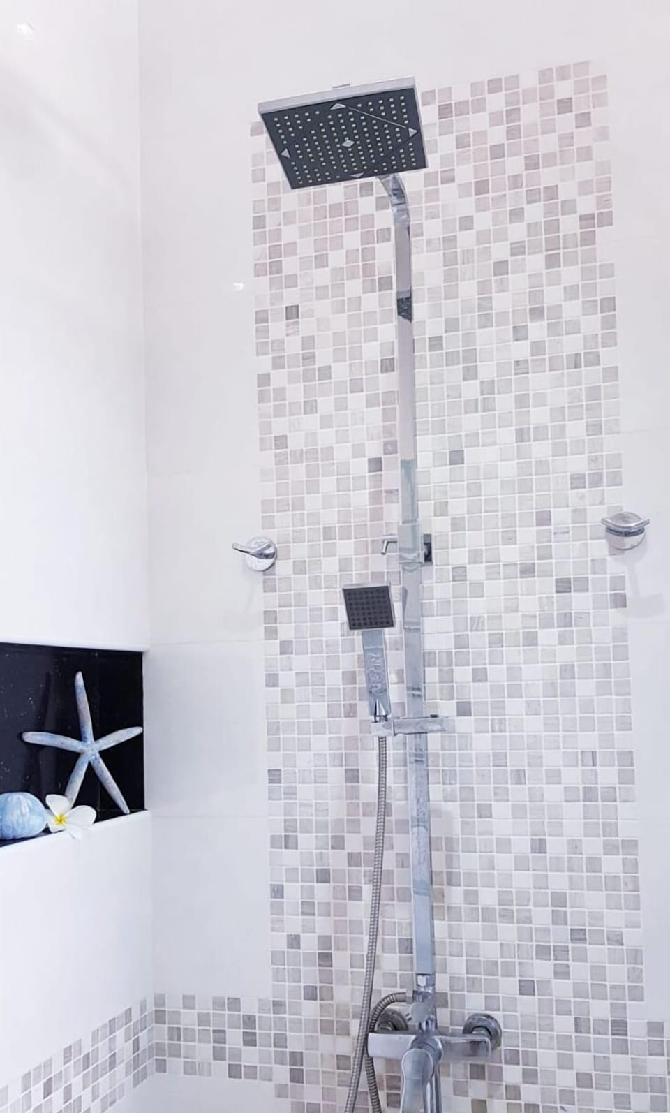 Deluxe Double Room, Sea View | Bathroom | Separate tub and shower, free toiletries, bidet, towels
