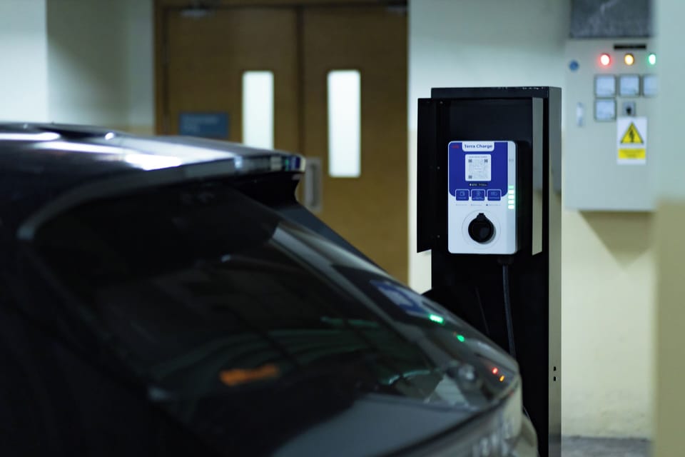 Electric vehicle charging station