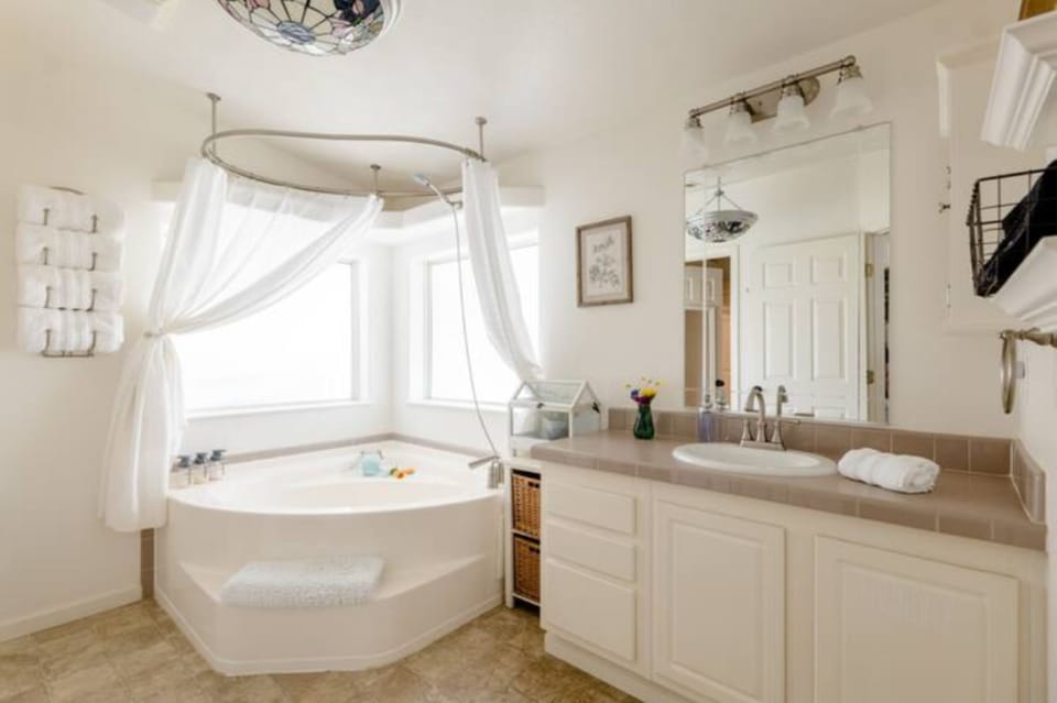 Denton | Bathroom | Combined shower/tub, free toiletries, hair dryer, bathrobes