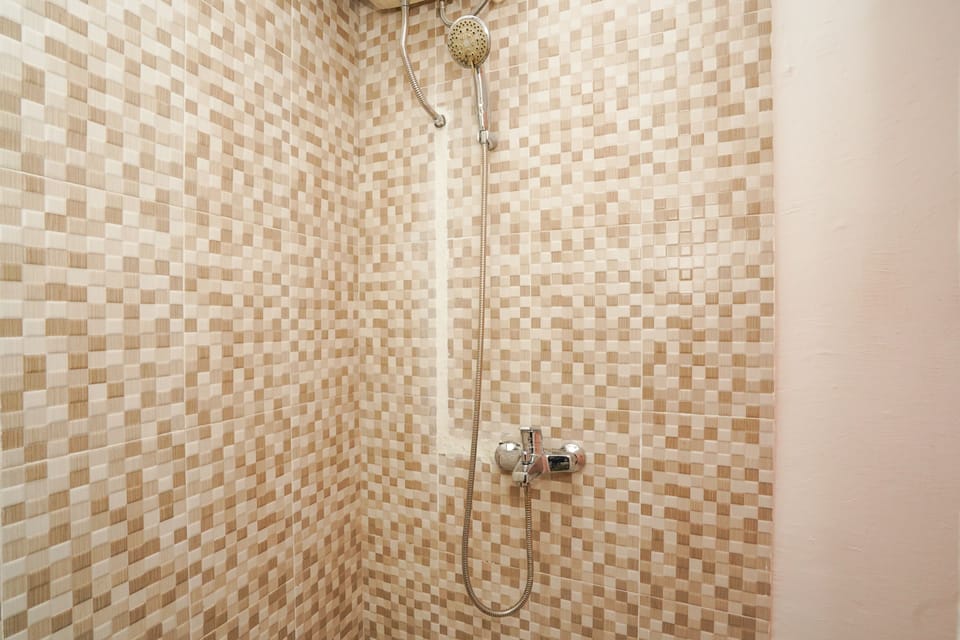 Standard Twin Room | Bathroom shower
