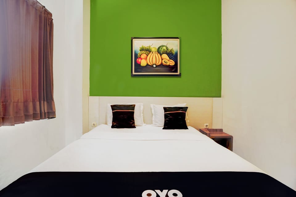 Desk, WiFi (free), bed sheets