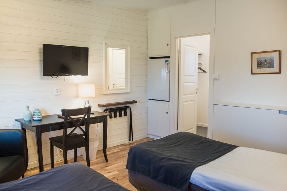 1 bedroom, desk, blackout drapes, soundproofing